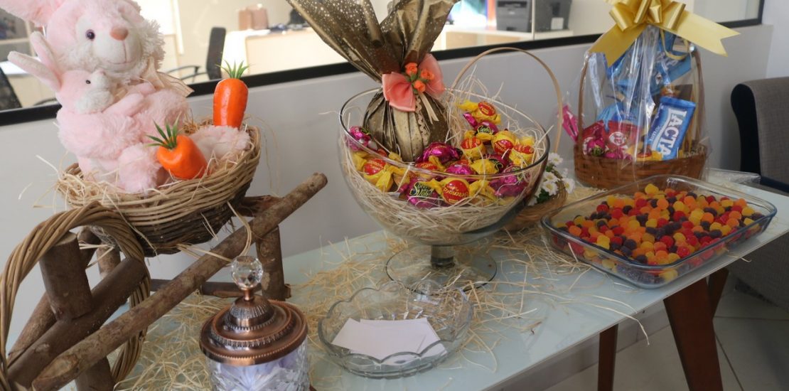 Páscoa da Rensoftware teve visita do coelho, buffet de doces e mensagens de renovação